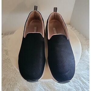 Skechers Women's Arch Comfort Slip-on sneakers in Black Size 7